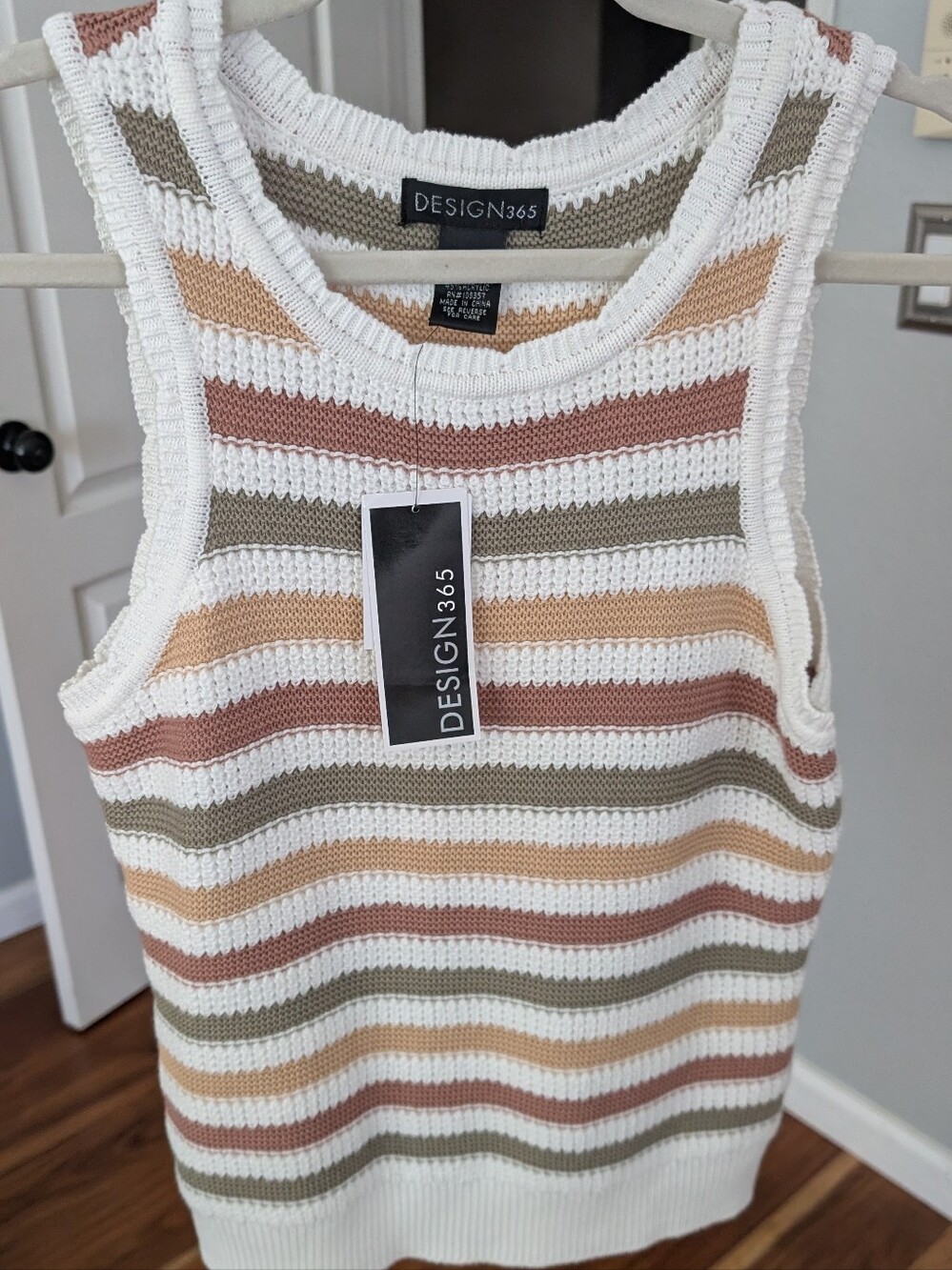 Design 365 Sleeveless Sweater Size Medium New with Tags ❤️